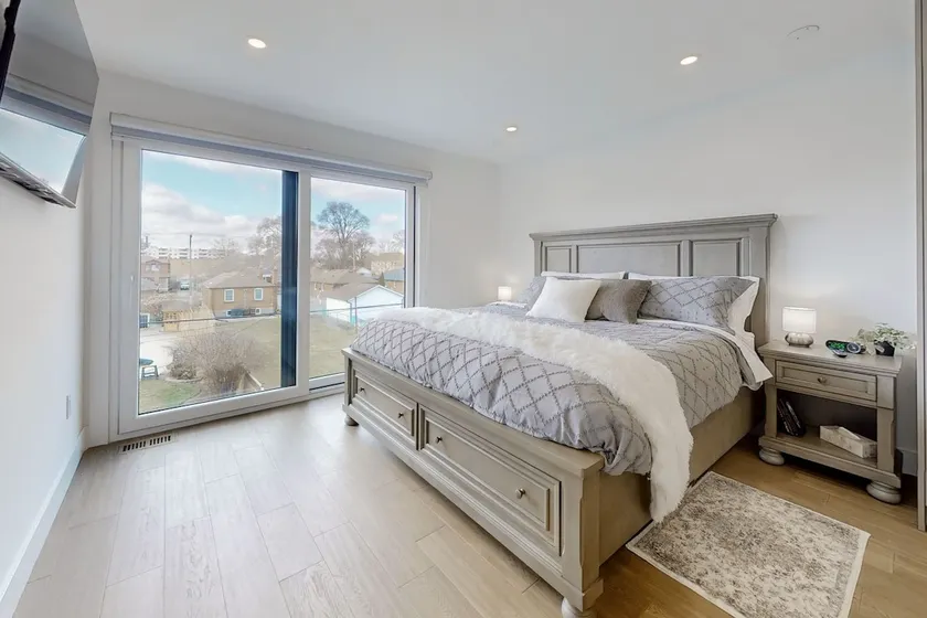 New-built 3BR 4BA home w ensuite laundry &Parkings - Image 1