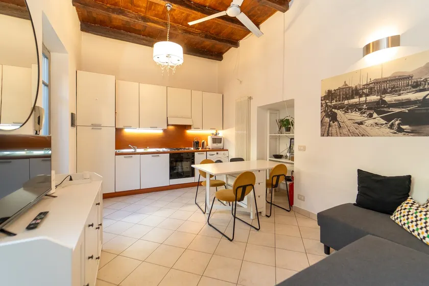 Bright apartment in the historic center of Como - Image 1