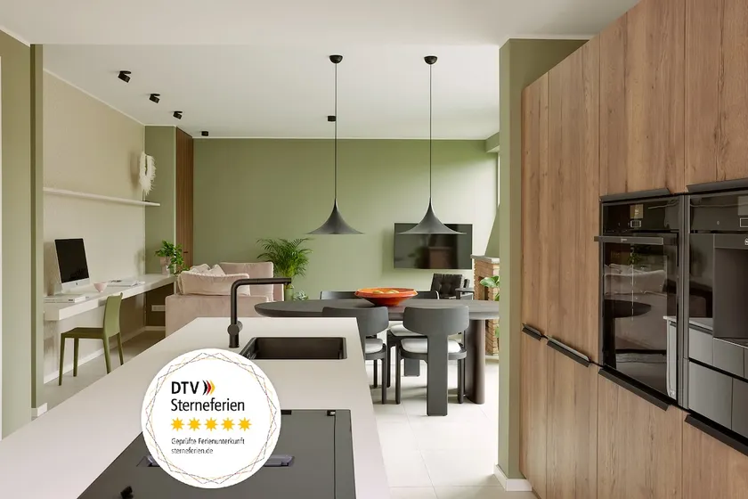 Homefy Luxury Bungalow | 5 PAX | 2 Bath | Garage - Image 1