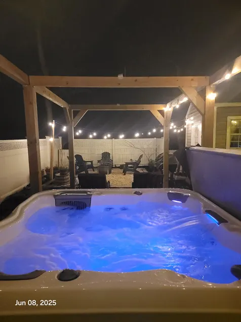 Pets Hot tub Fenced Yard Hike or Water Park 11 min - Image 1
