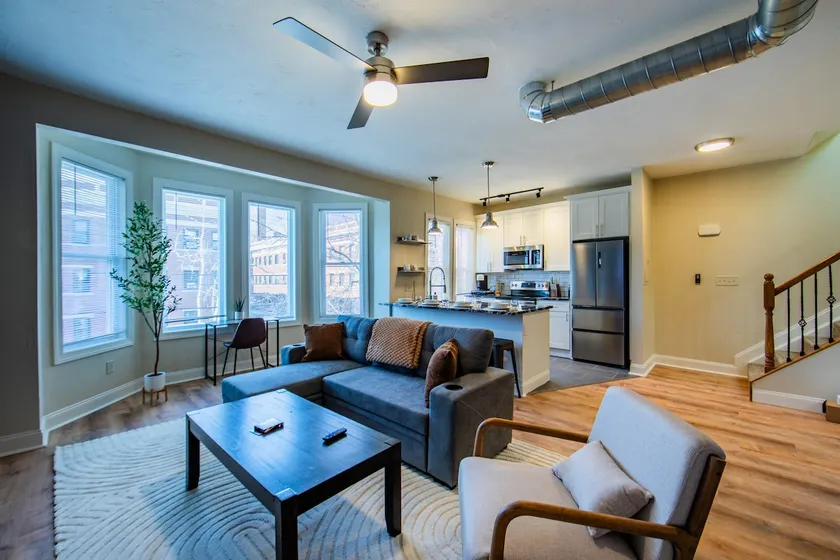 Huge King Suite Just off Walnut - Image 1