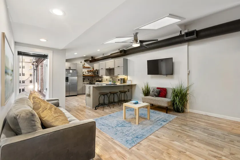 Exquisite Loft Downtown w/parking, fireplace - Image 1