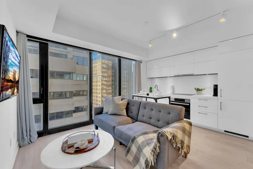 RentX|Yorkville 1-Bed Suite - WiFi/Pool/Gym - Image 1