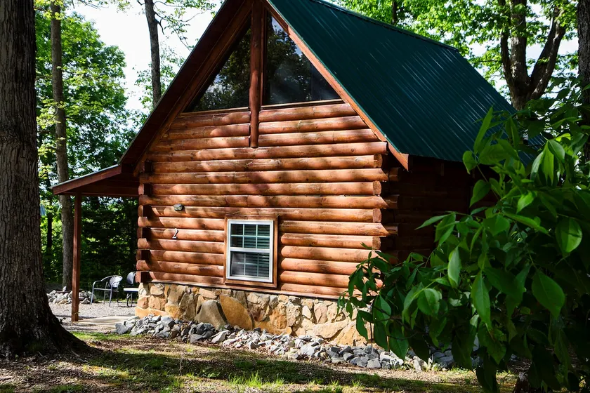 Log Cabin Retreat near Green River Lake Sleeps 5! - Image 1