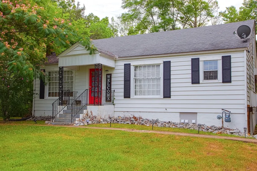 Large family home w dinning by Lindsey Wilson - Image 1