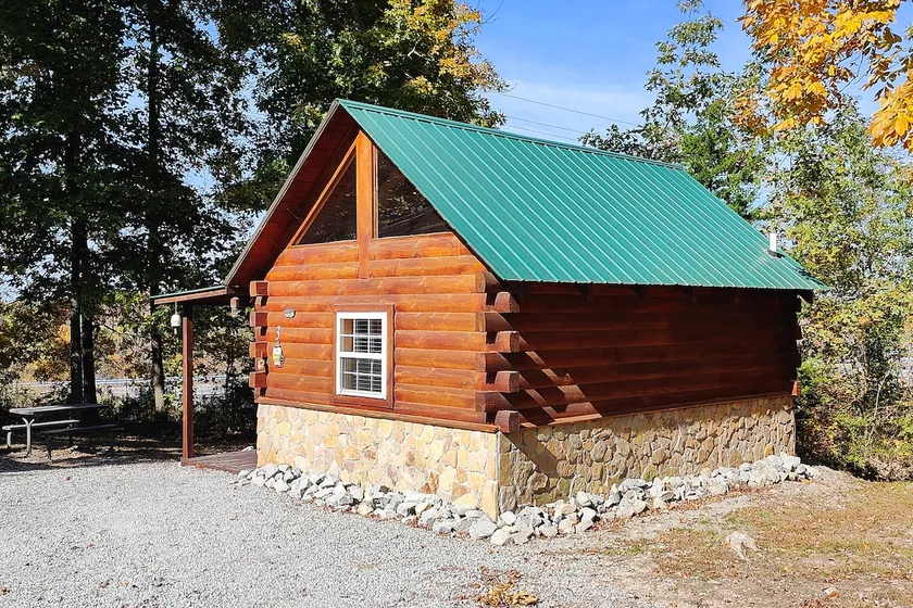 Cabin 3 Columbia Kentucky, Queen bed, Firepit - Image 1