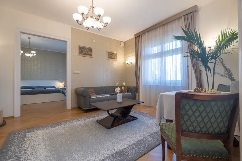 Giovanni's Airport House - Image 1