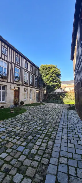Duplex with character in the city center - Image 1