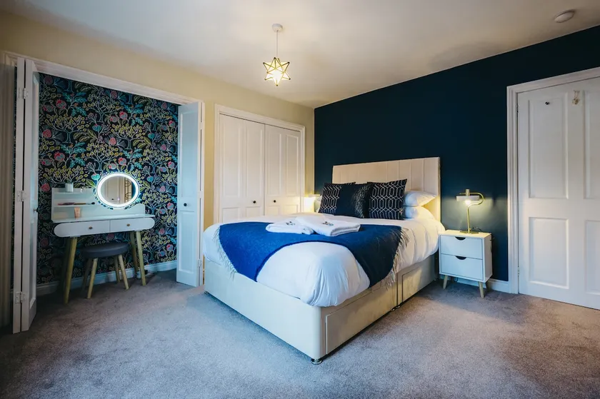 Stylish Central 3-BR Townhouse + Netflix - Image 1