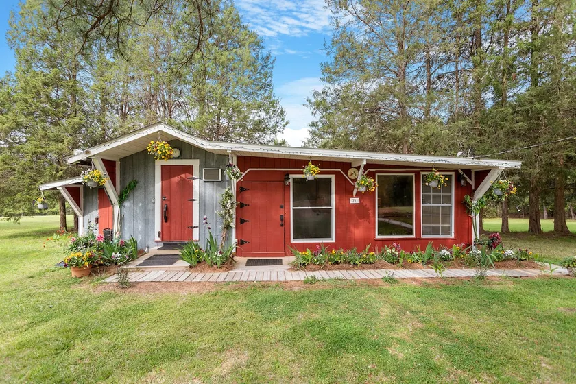 Private 10 Acre Retreat w King Bed - Image 1