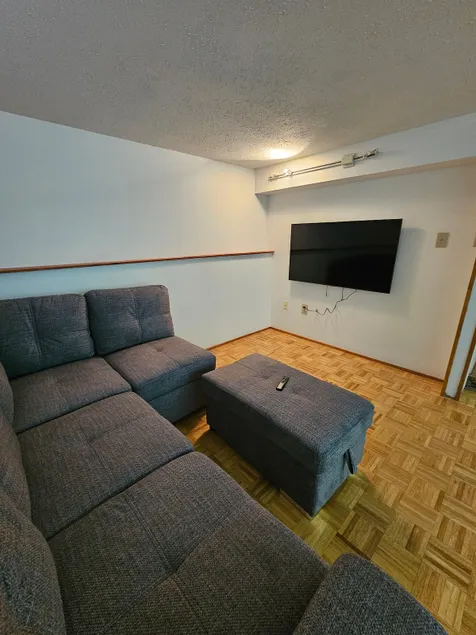Cozy One Bedroom suite with den - Image 1