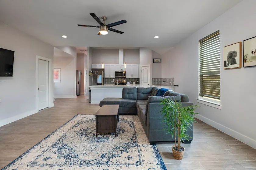 Big 4BR house near COTA & Tesla - Image 1