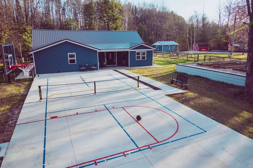 RIVER FRONT Pickleball & Bball Patio-Pets-2 houses - Image 1