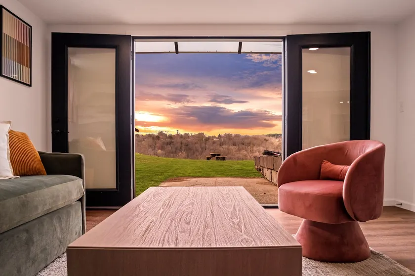 Mins to NRG| Hot tub|Firepit| GameRm|Rolling hills - Image 1
