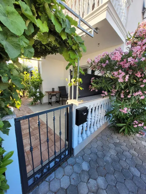 Apartment close to beach with garden - Image 1