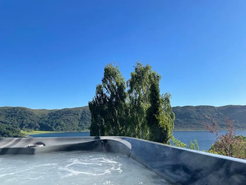 Apartment by the fjord, with boat and jacuzzi included - Image 1