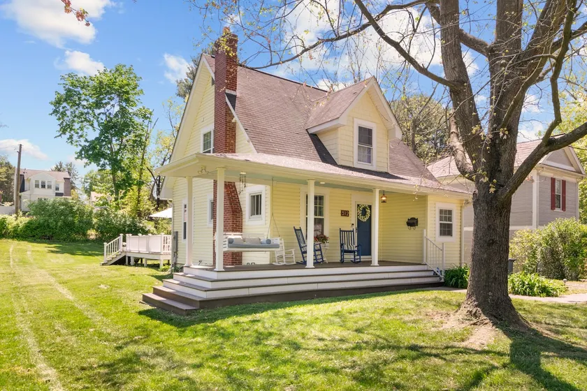 Yellow Bird Cottage - Close 2 RU - Large back Deck - Image 1
