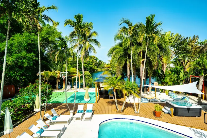 Waterfront Pickleball, Hot Tb, Cinema, Sauna, Pool - Image 1