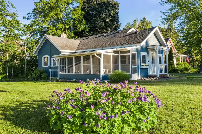 Blue Cottage- Lakeview & Beach Access + Central AC - Image 1