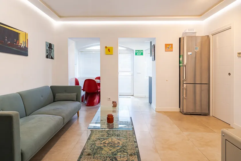Renovated designer apartment in the 4 Towers - Image 1