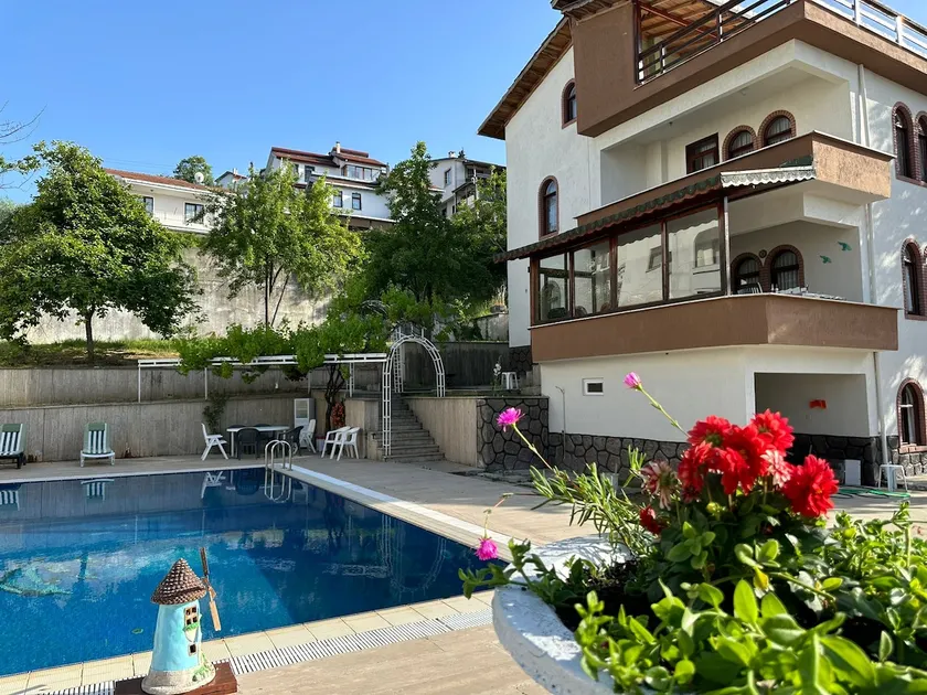 3-storey 600 m2 detached villa with pool, 20 m to the sea - Image 1