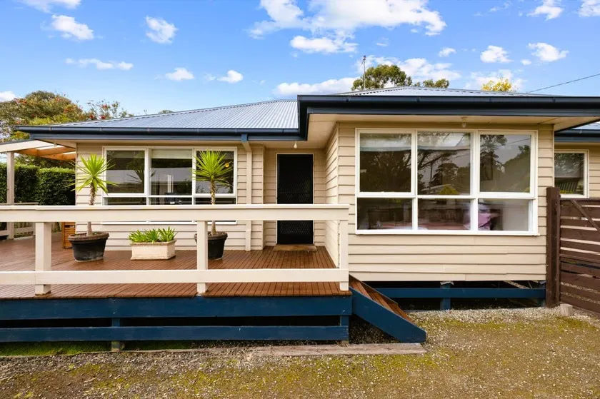 Charming Coastal Cottage -2 bathrooms - Image 1