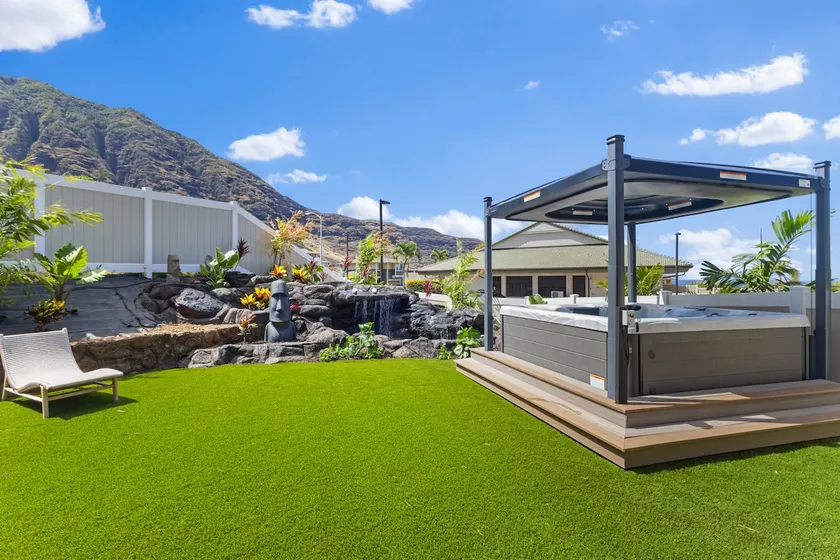 4 Bedroom Luxury Home in Makaha Valley - Image 1