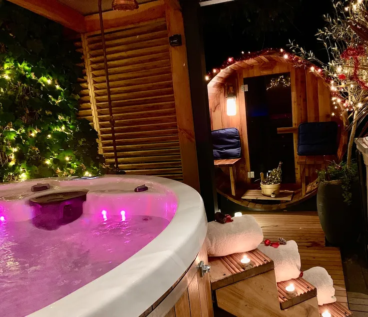 Romantic apartment privé hot tub sauna games room - Image 1