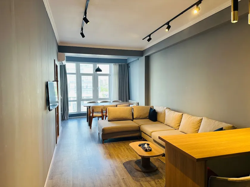 Black Crystal Modern 1BR Apartment - Image 1
