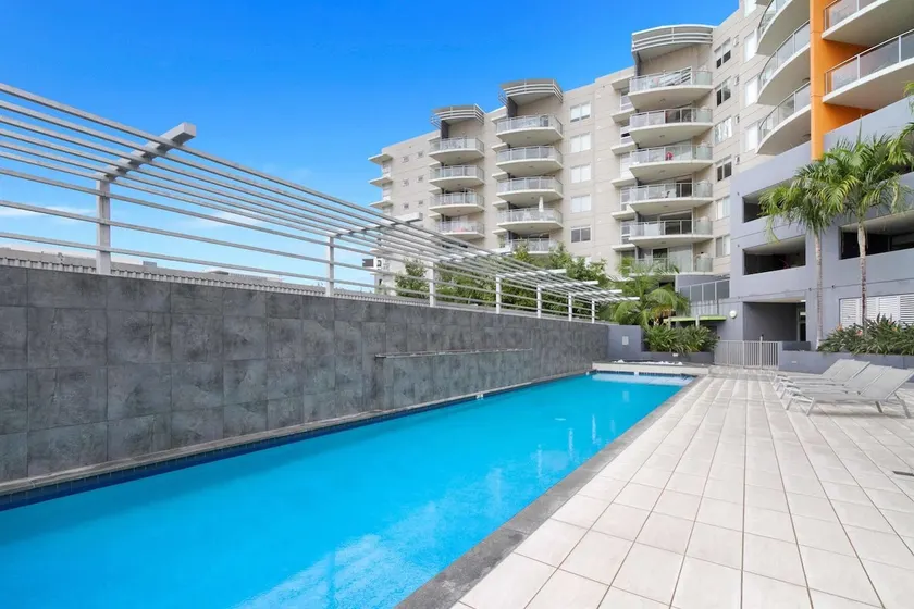 2bedrooms, 2 bathrooms, pool&carpark+ big balcony - Image 1