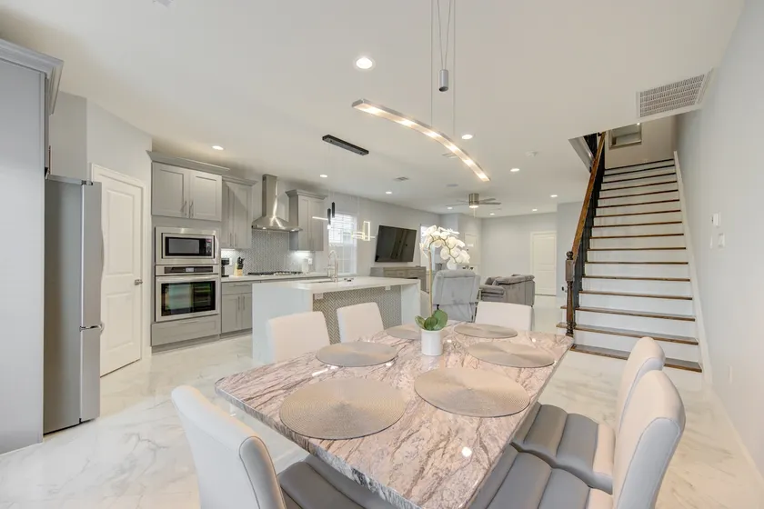 Luxury Private Townhome • Sleeps 11 • Central - Image 1