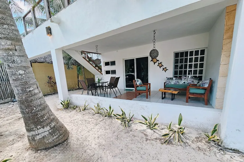 Tranquility, palm trees and sand with Marlene and Pepe - Image 1
