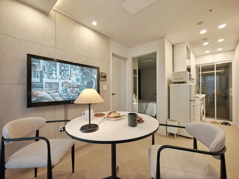 Yeongdeungpo Station/Hongdae Street/Yeouido Hangang Park/Times Square (Shopping) Gocheok Dome/Parking Available (Mechanical)/Gallery House/ - Image 1