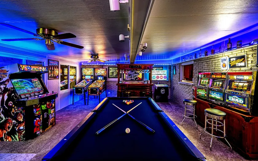 Hot Tub Massage Chair Golden Tee Pinball Stylish! - Image 1