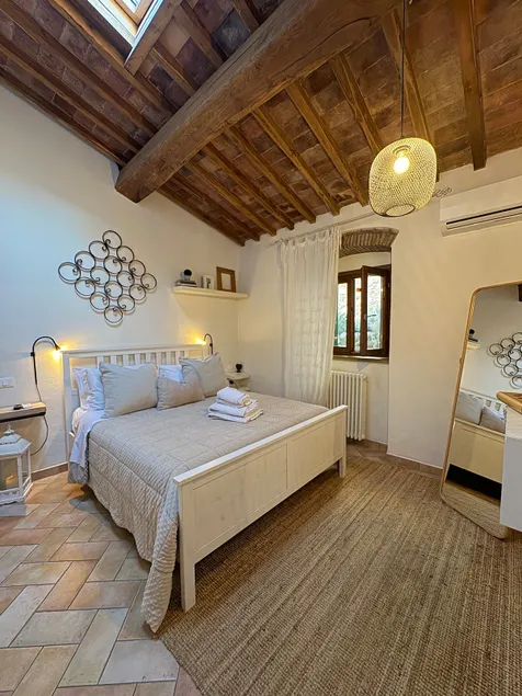 Private apartment, living room and bathroom - Image 1