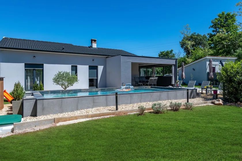 Luxurious and modern Villa surrounded by nature - Image 1