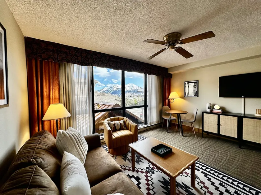 Mountain Views & Modern Comforts - Image 1