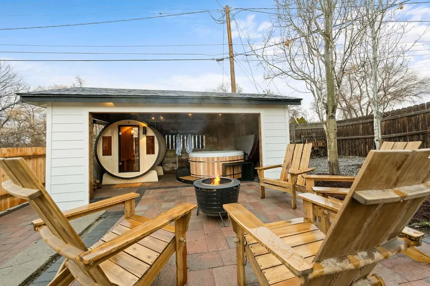 Historic Old Bend Cottage & Carriage House Spa - Image 1