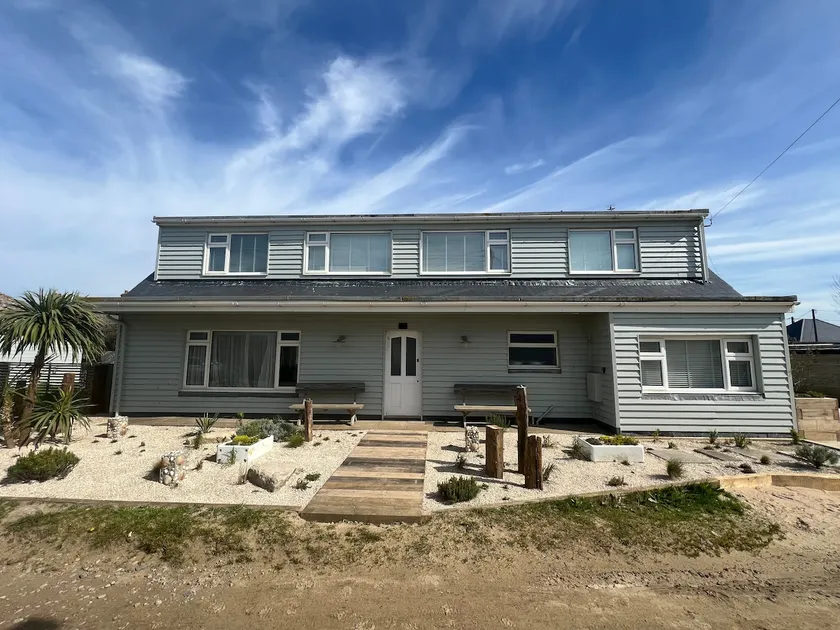 Coastal 5-Bed House Steps to Beach - Image 1