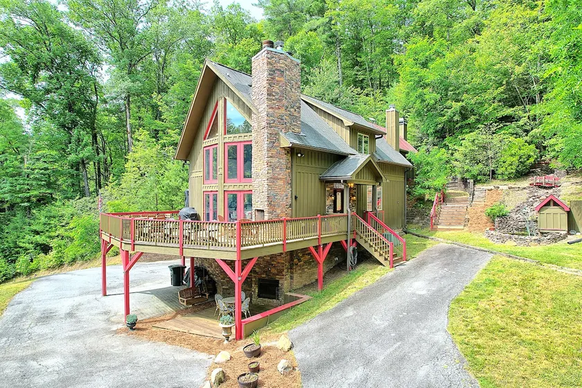 <10 min to Main St. ~ Hot Tub ~ Pets ~ Sleeps 11 - Image 1