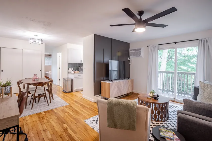 Renovated 2 BR-King bed-Private Parking-Gym - Image 1