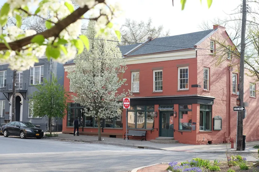 Historic Apartment Above Arthur's Market - Image 1