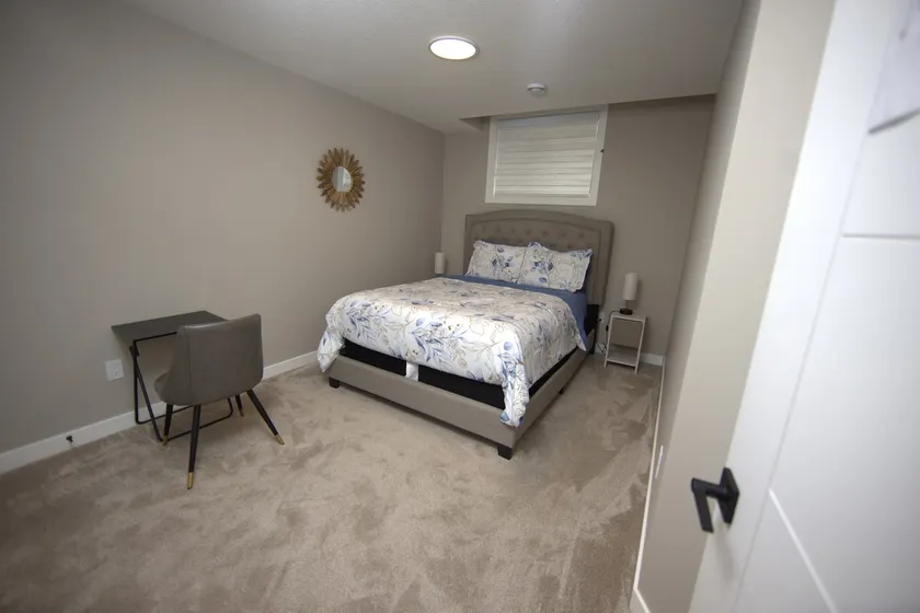 Luxury spacious 2 bedroom, 9mins from YYC Airport - Image 1