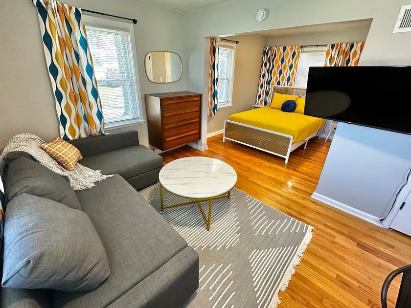 Vintage Vibes Villa Entire Home w/Kitchen, Laundry - Image 1