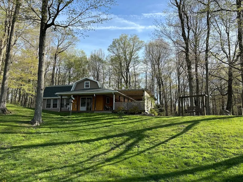 Cozy Cabin Getaway on a Scenic Horse Farm - Image 1