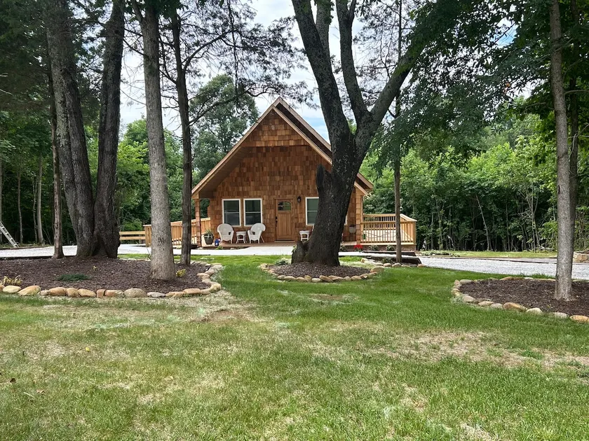 Bambi's Cove Chalet - Image 1