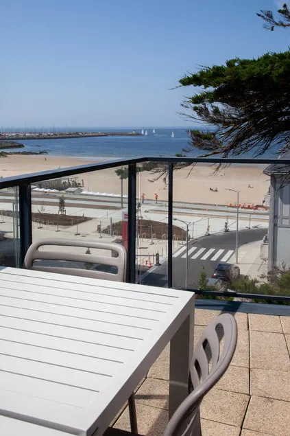 View of the sea/pool/parking - Image 1