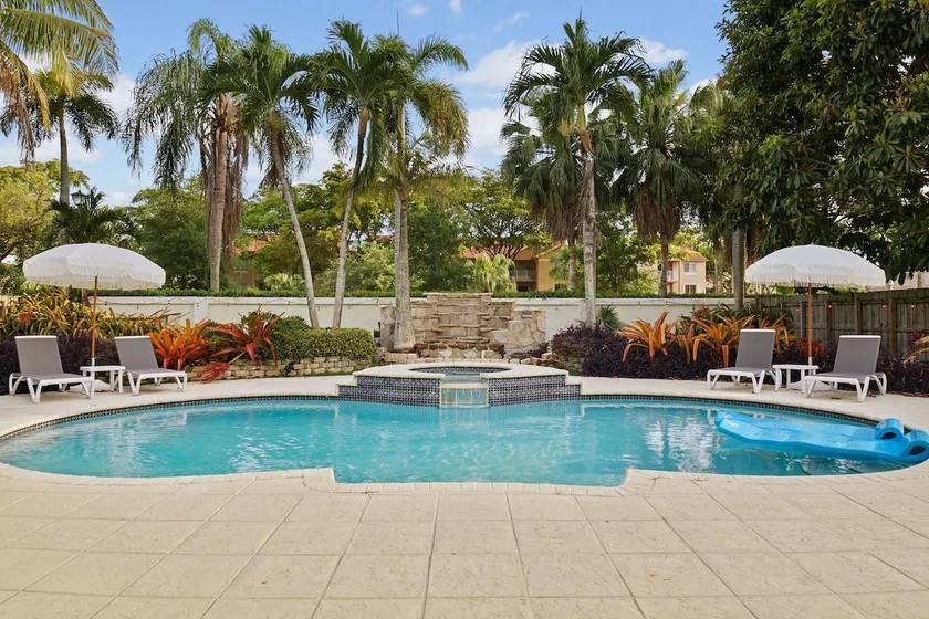 Poolside Paradise: Miami getaway - Image 1