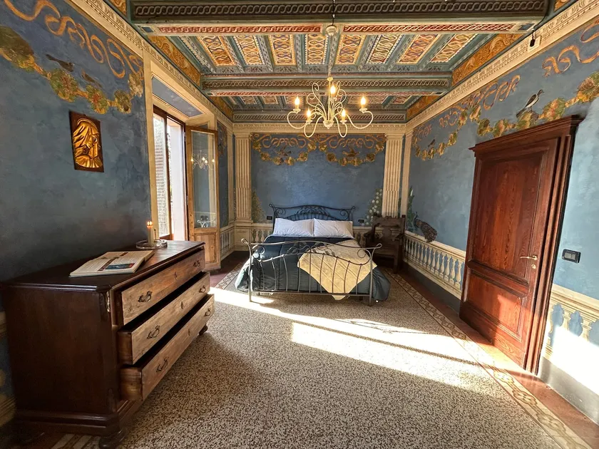 Large apartment with pool - Image 1