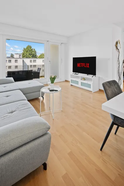 Large apartment with views & free parking - Image 1